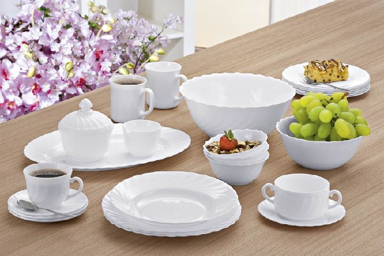 Weiße Teller und Platten