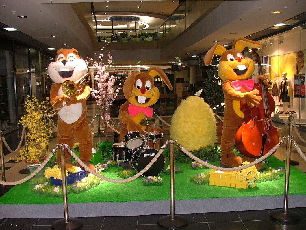 Stilvolle Eventdekoration mit Kerzen und Blumen