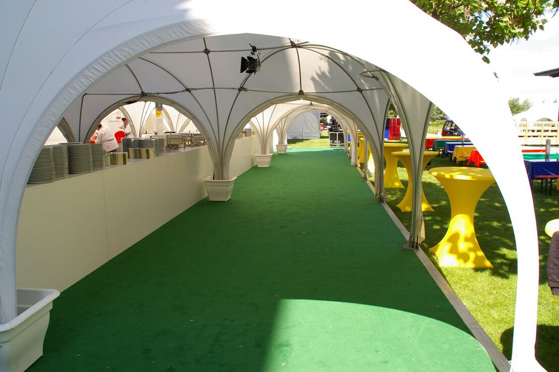 Zeltboden mit Teppich in Eventzelt