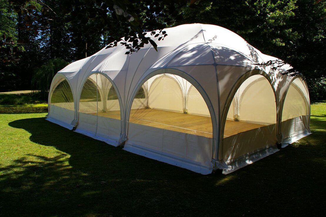 Zelt mit Fensterseitenwänden