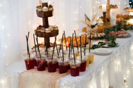 Stilvolle Tischdekoration mit Kerzen und Blumen