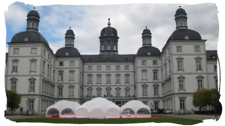 Sommerfest mit Pagodenzelten